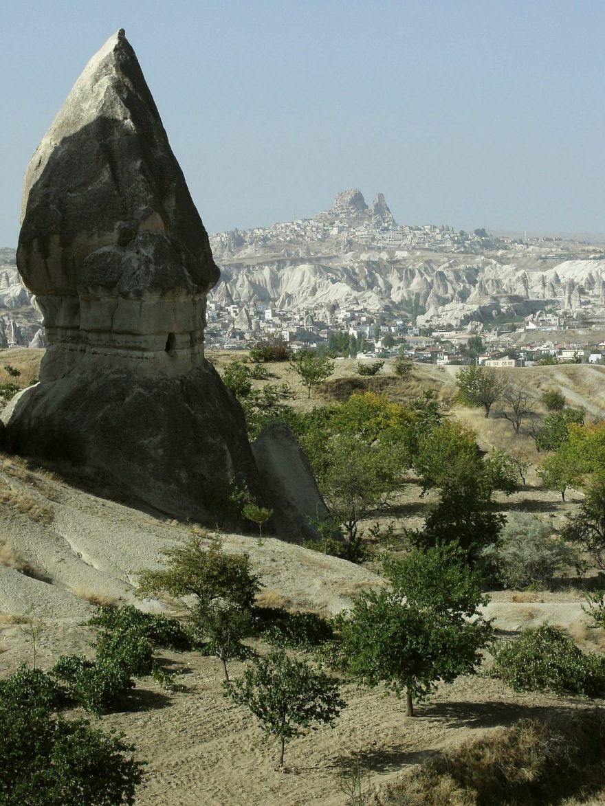 Göreme, na pozadí skalní hrad Uchisar