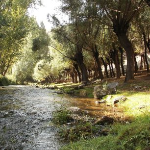 Poklidný tok řeky Melendiz na dně kaňonu Ihlara
