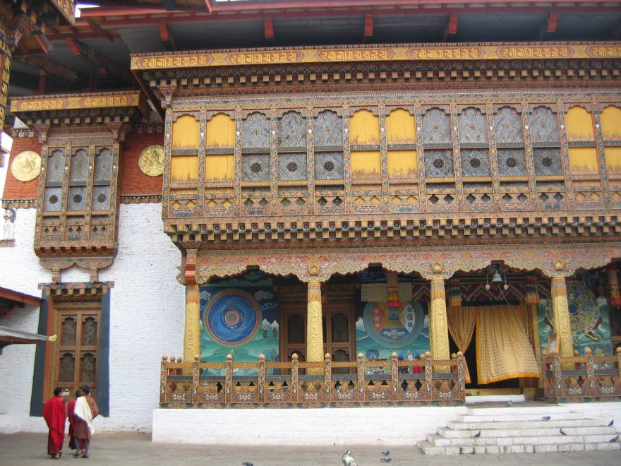 Vchod do zlatého dómu v Phunakha Dzongu