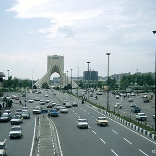 Pohled směrem na západ přes monument Azadi, v popředí typická dopravní situace v Teheránu. Na silnici jsou sice nakreslené pruhy
