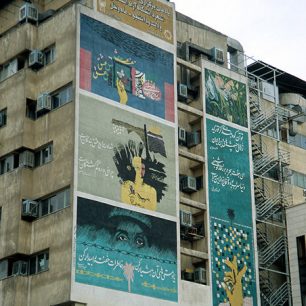 Bilboardy a oddělené klimatizační jednotky jsou standardem na teheránských budovách