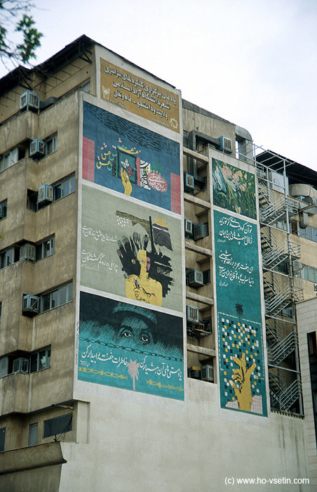 Bilboardy a oddělené klimatizační jednotky jsou standardem na teheránských budovách