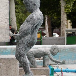 Sochařská výzdoba u zrovna nefunkční fontány v centru Teheránu.