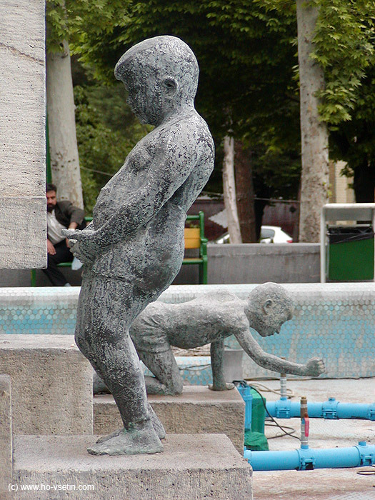 Sochařská výzdoba u zrovna nefunkční fontány v centru Teheránu.