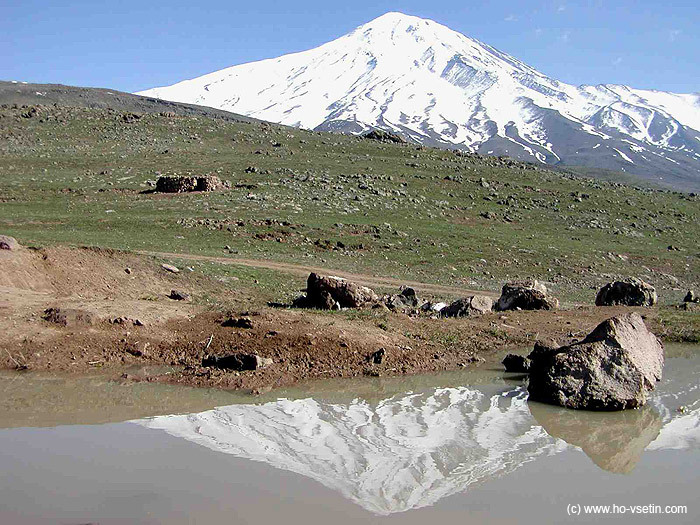 Výhled na Damavánd ze sousedního údolí koncem dubna.