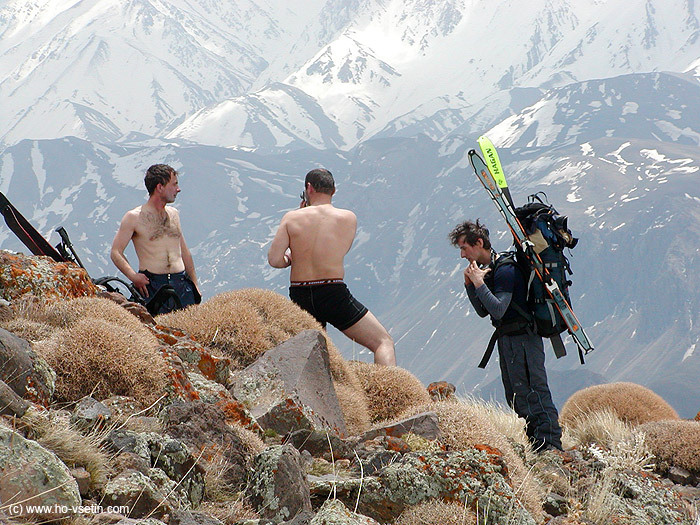 Dojezd na konec sněhu, lyže a oblečení dolů, dále už se musí pěšky.