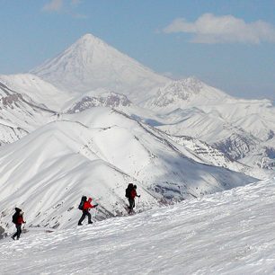 Přímo nad Teheránem jsou čtyřtisícové vrcholy, na Tochal je možné ze severního Teheránu vyjet lanovkou.