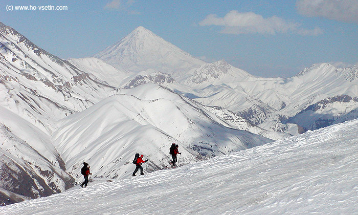 Přímo nad Teheránem jsou čtyřtisícové vrcholy, na Tochal je možné ze severního Teheránu vyjet lanovkou.