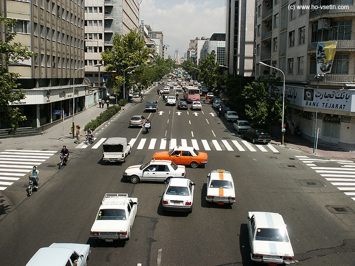 Typická dopravní situace v Teheránu, auta mezi sebou navzájem proplouvají…
