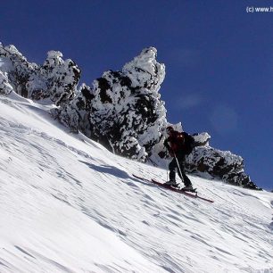 Horní část výstupu na lyžích na Damavánd.