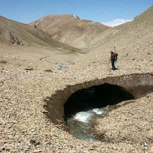 Zbytky ledovců a ledovcové mosty ve vyprahlé krajině ve výšce kolem 2500 metrů.