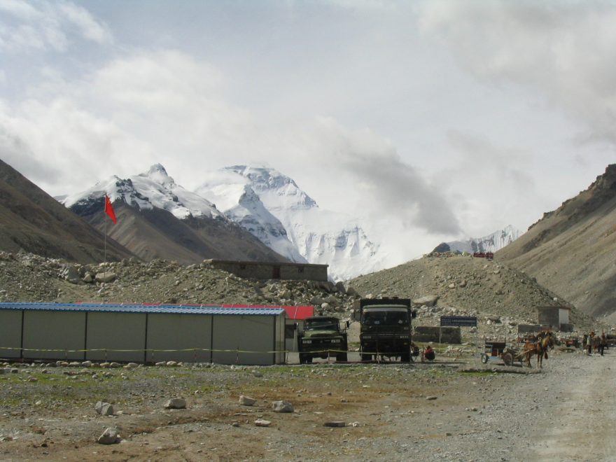 Pohled na základní tábor, v pozadí Mt. Everest