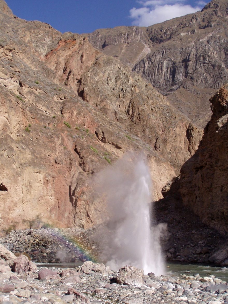 Gejzír v řece Colca