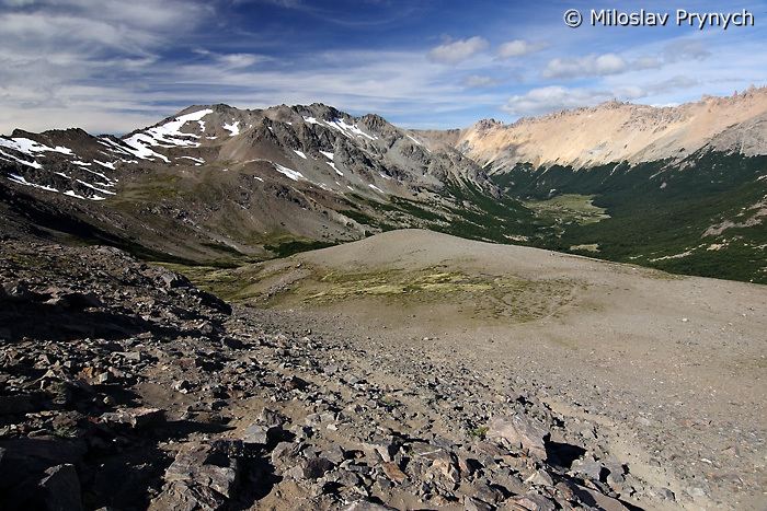 Pohled do údolí Arroyo Rucaco cestou do sedla Paso Brecha Negra