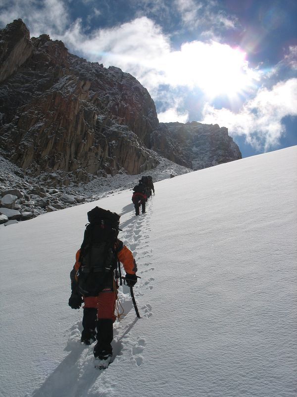 Výstup na Pik Izyskatěl (4570 m) Koronským ledovcem