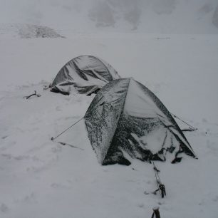 Výškový tábor na ledovci Ak-Sai ve výšce 3750 m