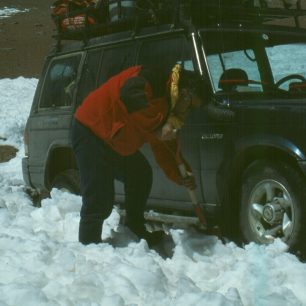 Naše terénní auto jsme museli vysvobozovat ze zajetí sněhu lopatami