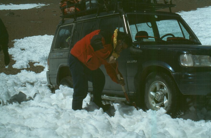 Naše terénní auto jsme museli vysvobozovat ze zajetí sněhu lopatami