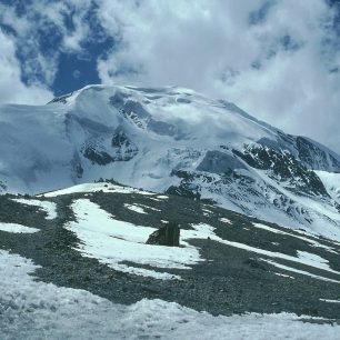 Shel Kang, vpozadí Khatung Kang (6 484 m) nad sedlem Thorung Phedi