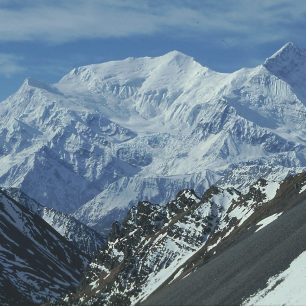 Uprostřed Annapurna III (7 555 m), vpravo Gangapurna (7 454 m)