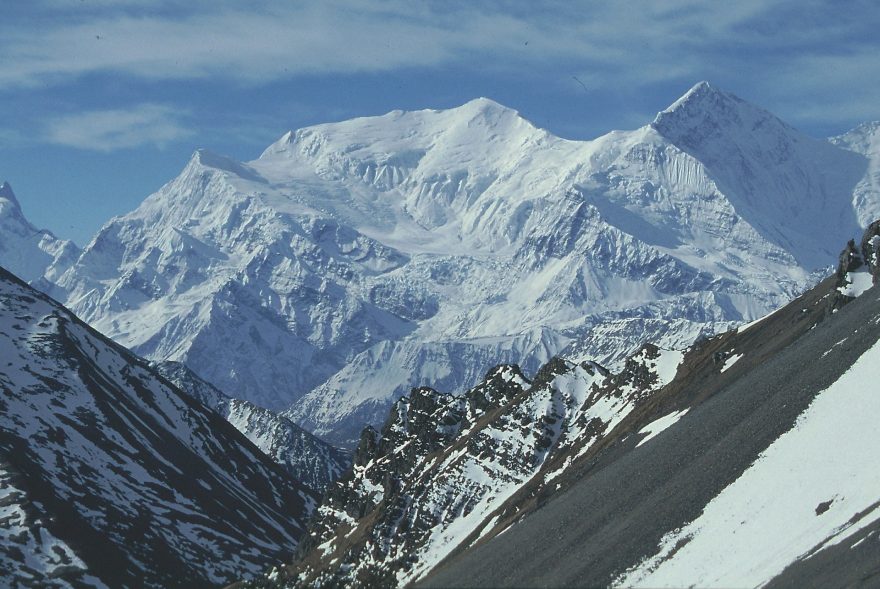 Uprostřed Annapurna III (7 555 m), vpravo Gangapurna (7 454 m)