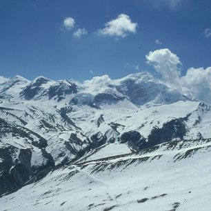 Vrcholy Chulu (6 584 m), pohled zpět z cesty do sedla, dole uprostřed je vidět stezka