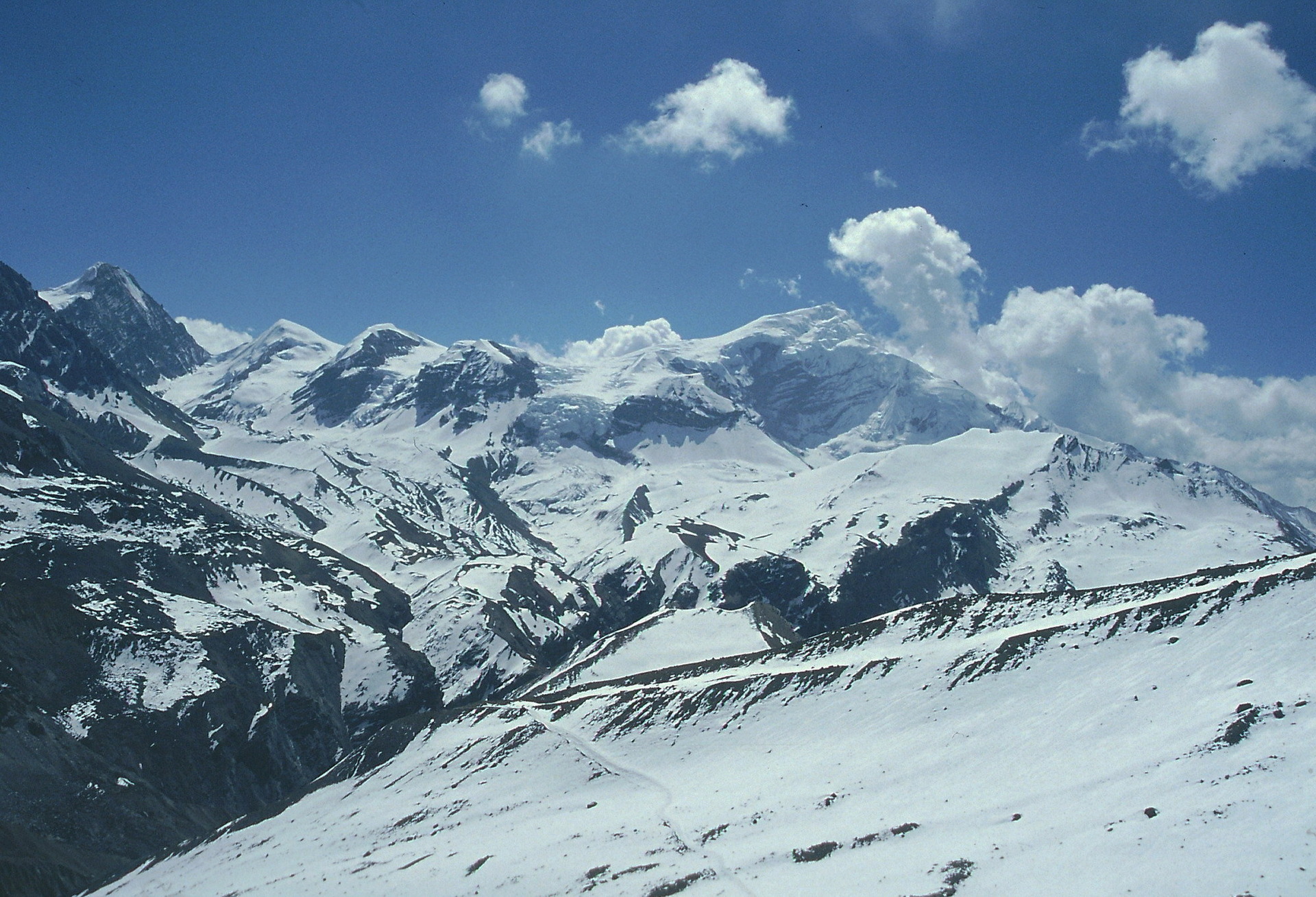 Vrcholy Chulu (6 584 m), pohled zpět z cesty do sedla, dole uprostřed je vidět stezka