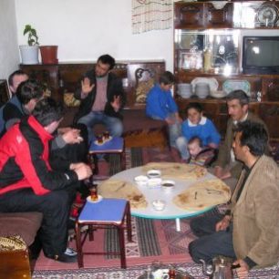 Pohoštění u Kurdů pod Suphanem