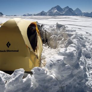 "Kemp" na vrcholu, v dáli Everest