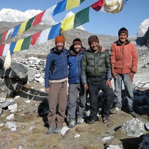 Joe a David s kuchařem Dawou a pomocníkem Pembou