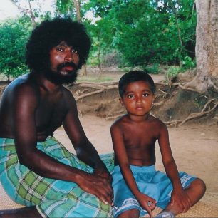 Tmaví Védové jsou příbuznými Austrálců a některých málo známých indických etnik (Bhílů)