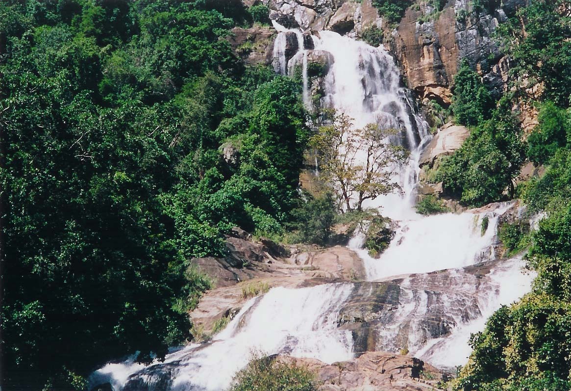 Jednou z přírodních atrakcí v okolí osady Ella je vodopád