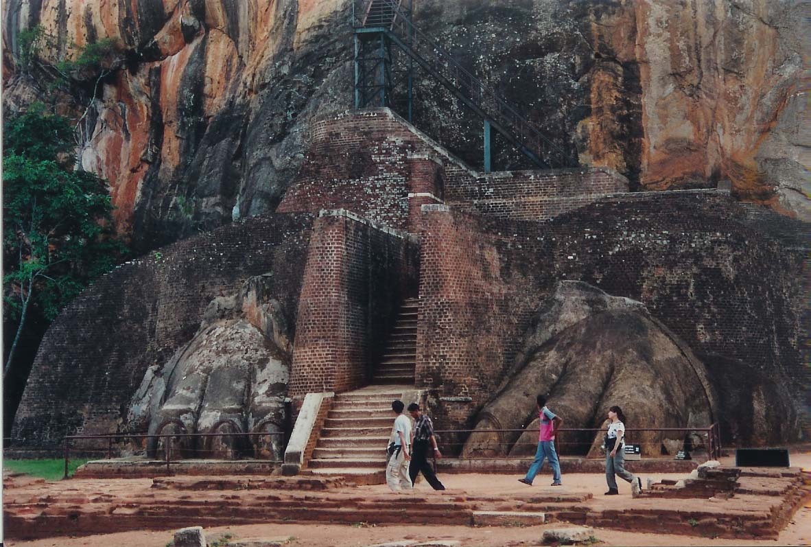 Torzo obří sochy lva, jehož tlamou se kdysi vstupovalo do pevnosti