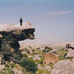 Skalnatá planina za městem Gobustán