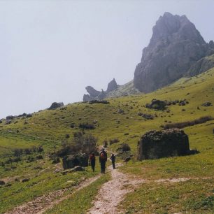 . Takto svěže zelené jsou svahy Bešbarmagu jen brzy na jaře