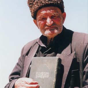 Tento svatý muž si četl na vrcholu Bešbarmagu z koránu