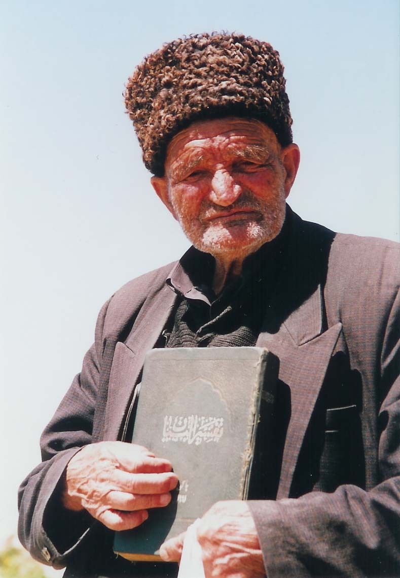 Tento svatý muž si četl na vrcholu Bešbarmagu z koránu