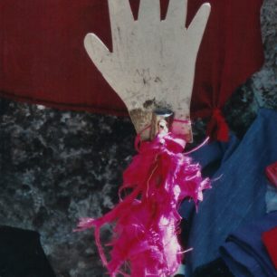 Nikdo neví, jak stará je tajemná kovová ruka, kterou všichni poutníci na vrcholu hory líbají