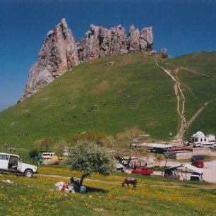 Všechny poutnické cesty se zbíhají na louce kousek od skalnatého vrcholu, kde každý víkend piknikují stovky výletníků