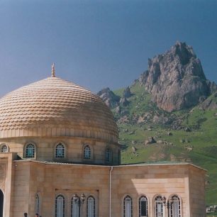 Cesta na vrchol Bešbarmag začíná za nově postavenou mešitou u vesnice Namazkah