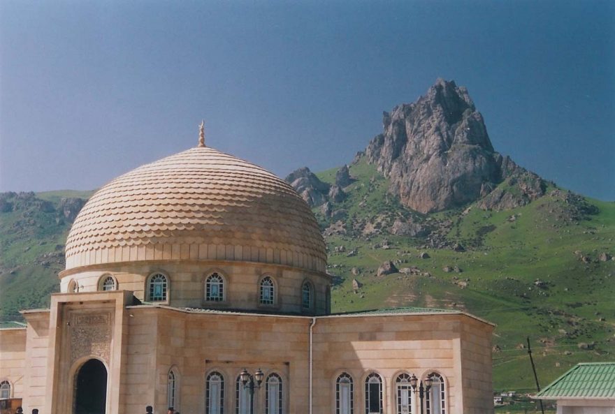 Cesta na vrchol Bešbarmag začíná za nově postavenou mešitou u vesnice Namazkah