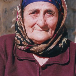 Tradiční úbor venkovských žen doplňuje vždy šátek