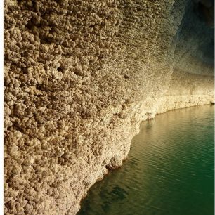 vápencové(?) útvary vytvářející stěnu za krápníky