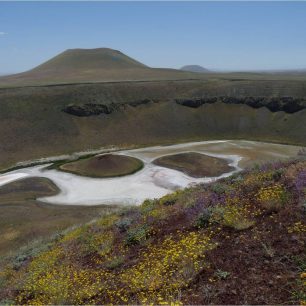 Meke Gölü; pohled na jezírka z vrcholu kráteru