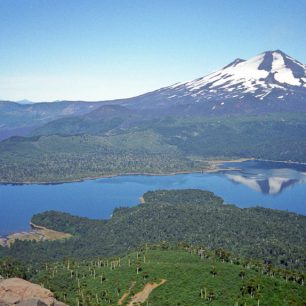 Dominanta NP Conguillío - sopka Llaima (3125 m), vlevo na obzoru sopka Lanín (3747 m), Chile