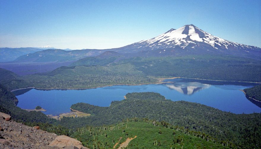 Dominanta NP Conguillío - sopka Llaima (3125 m), vlevo na obzoru sopka Lanín (3747 m), Chile
