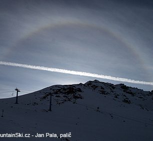 Halo nad nejvýše položenou lanovkou v lyžařském středisku Čimbulak, Kazachstán