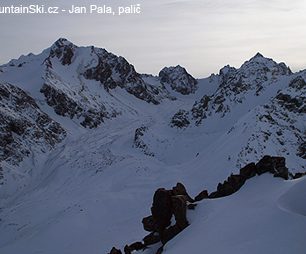 Ledovec Komsomola a nad ním Pik Komsomola – 4330 m, Kazachstán