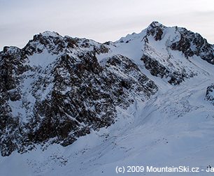 Vlevo krásný žlábek na sjetí, ale za jiných sněhových podmínek, Kazachstán