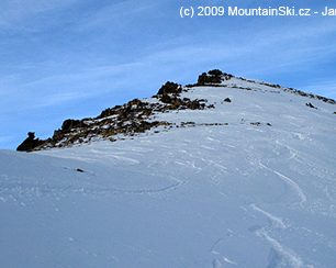 Vlevo výstupová stopa, vpravo sjezdová prašanem, Kazachstán